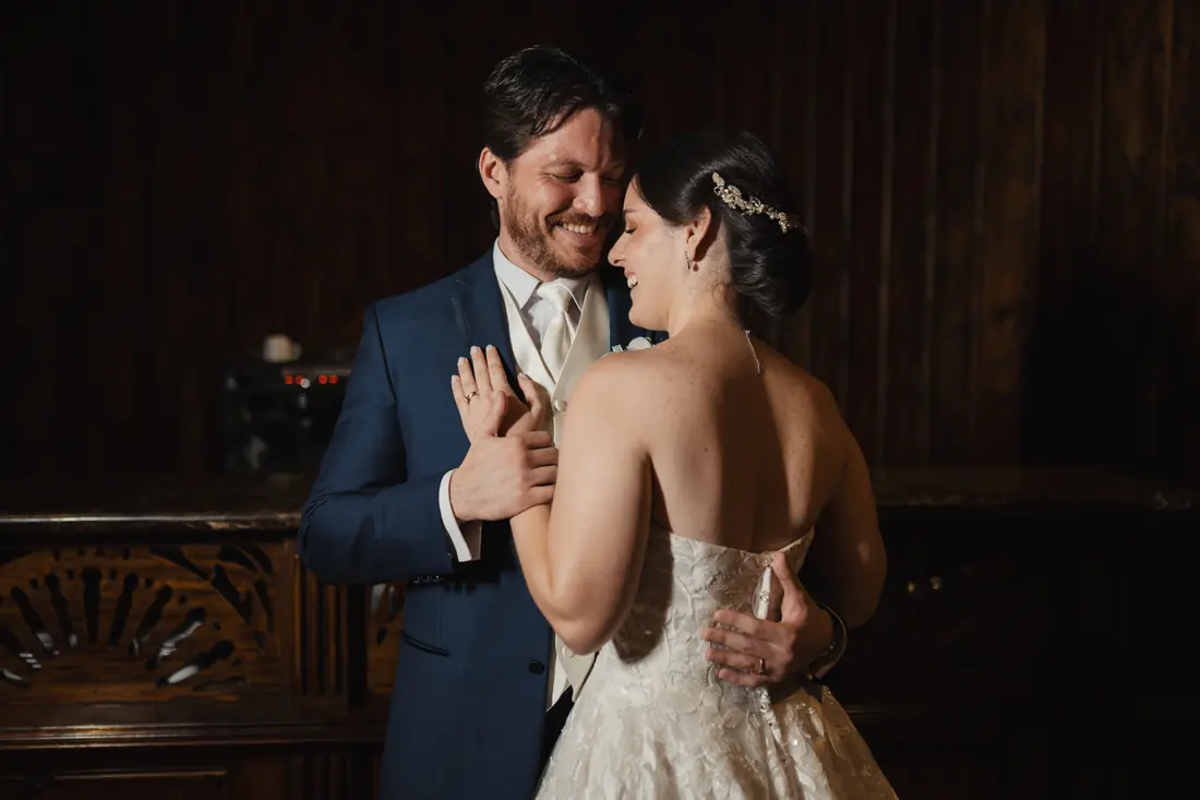 Novios abrazados en un salón de madera