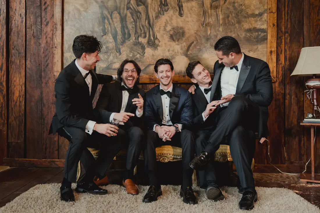 Novio y amigos riendo antes de la boda