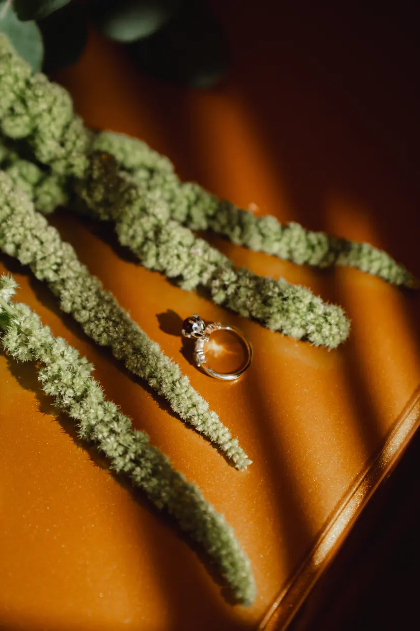 Anillos de boda entre flores