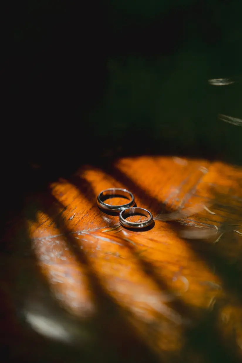 Anillos de boda con un rayo de luz