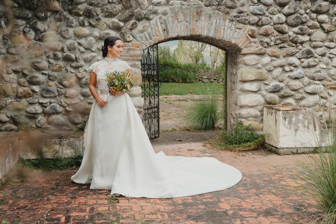 Novia con vestido de cola larga, fotografía de boda MCFILMS