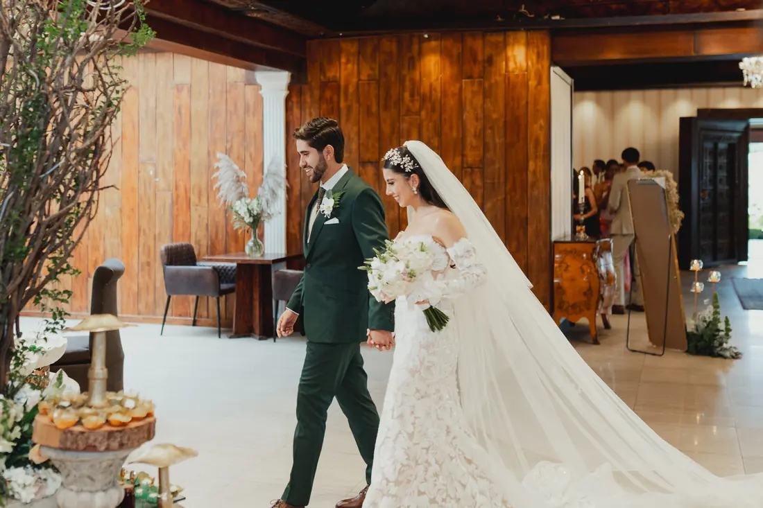 Novios caminando de la mano